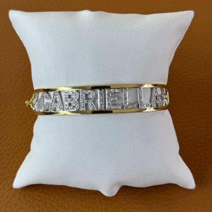 Bracciale in oro giallo e diamanti con scritta GABRIELLA