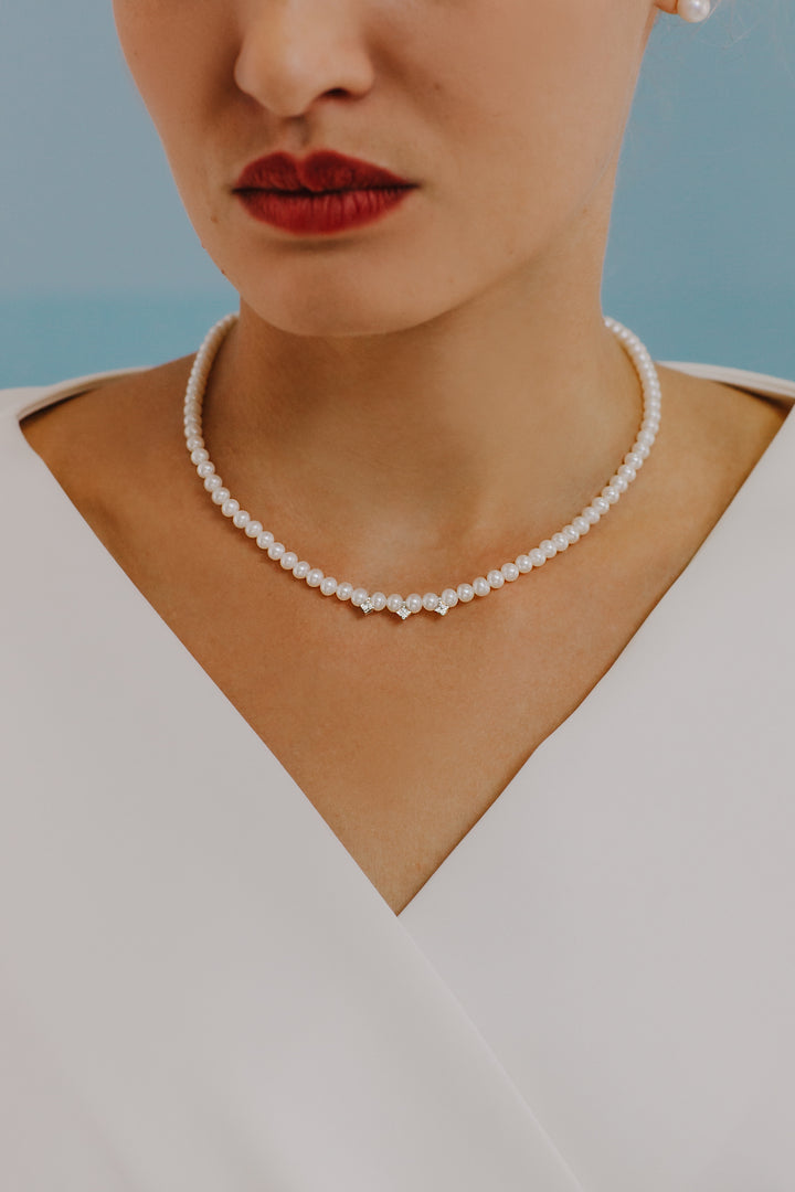 Comete Collana Filo Perle Acquadolce in Oro e Diamanti FWQ321