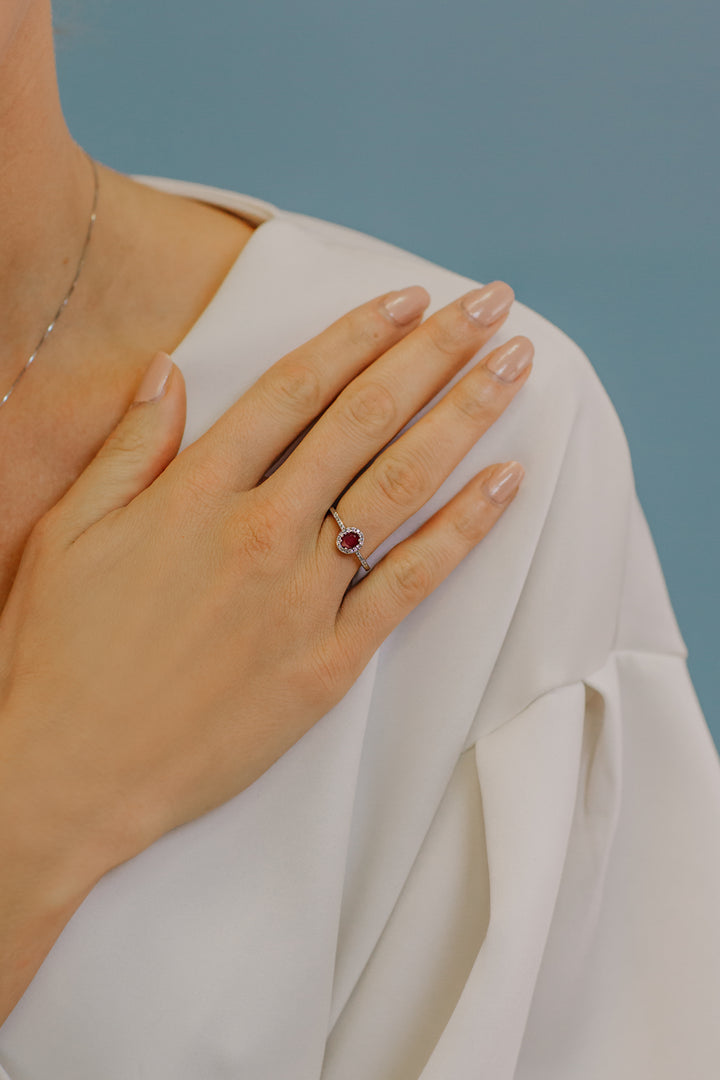 Comete Anello in Oro Diamanti e Rubino ovale ANB2701