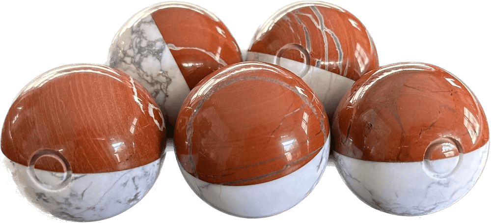 Poké Ball in pietra naturale diaspro rosso e howlite - Capodagli 1937
